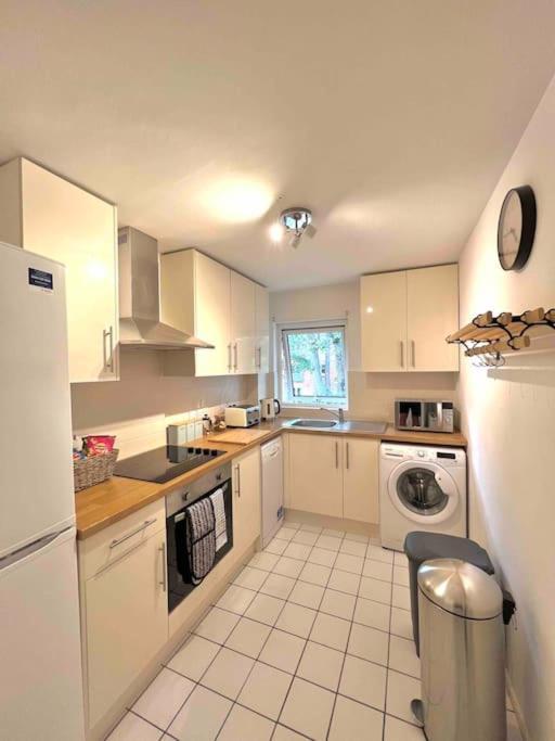 Apartamento Beautiful Windsor 2 Bed, Perfect Location, 5 Mins Walk To Centre, Free Parking, Legoland, Ascot Exterior foto