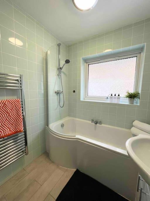 Apartamento Beautiful Windsor 2 Bed, Perfect Location, 5 Mins Walk To Centre, Free Parking, Legoland, Ascot Exterior foto